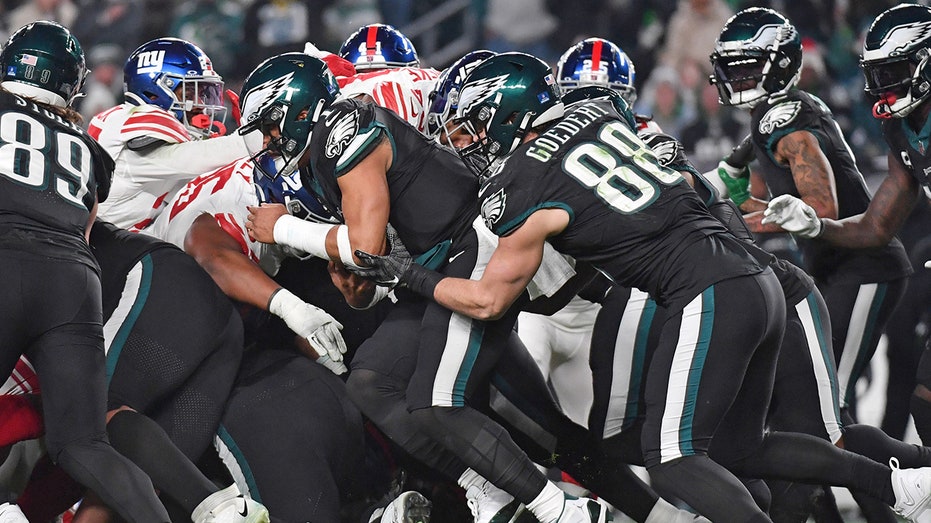 eagles’-dallas-goedert-on-‘tush-push’-staying-in-nfl:-‘they’re-just-not-as-successful’
