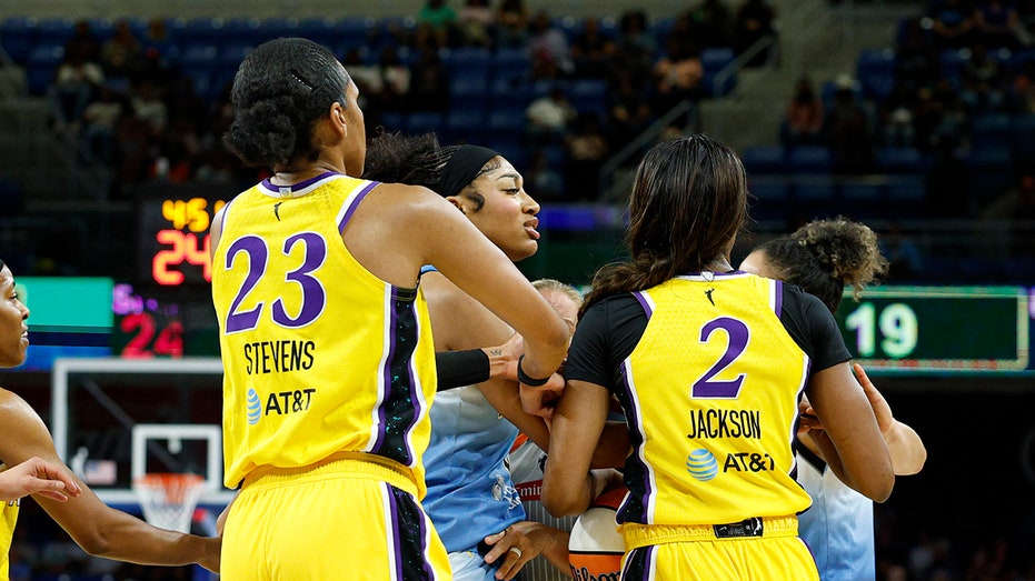 sky’s-angel-reese,-sparks’-rickea-jackson-get-into-shoving-match-during-game