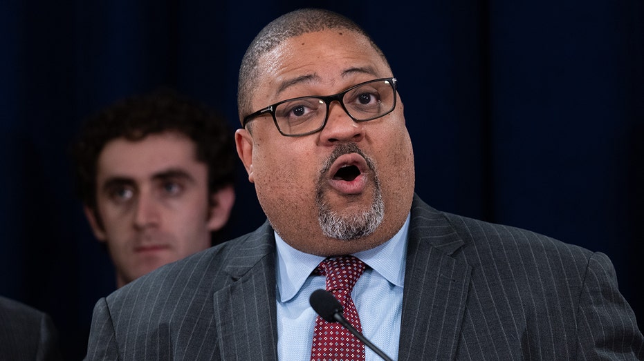 alvin-bragg-blows-out-democratic-challenger-in-manhattan-da-primary