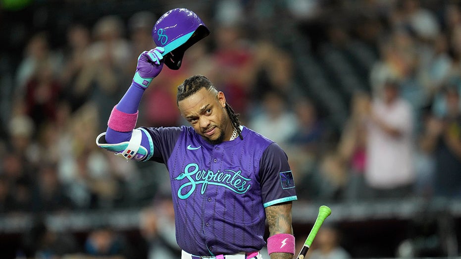 ketel-marte-receives-standing-ovation-from-diamondbacks-fans-in-first-home-game-since-controversial-heckling