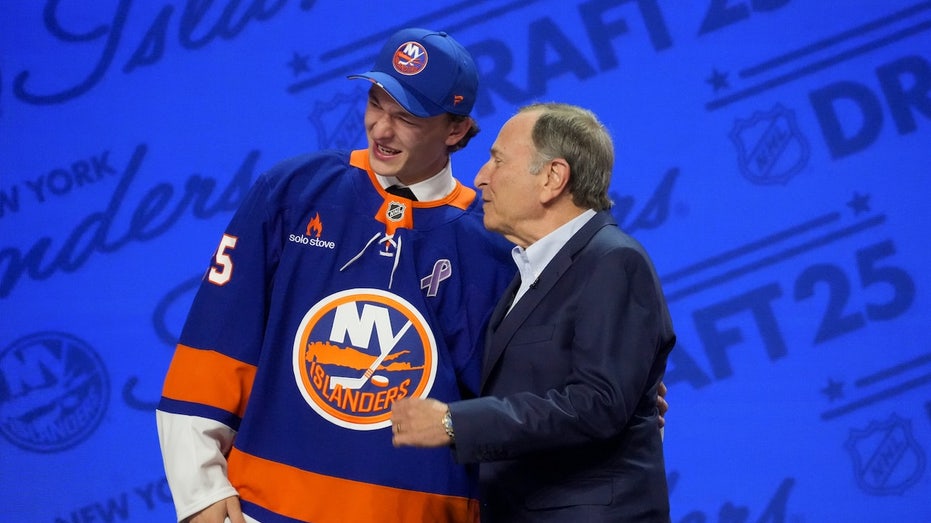 new-york-islanders-choose-matthew-schaefer-with-no.-1-pick-in-2025-nhl-draft