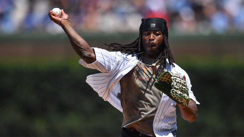 saints-star-alvin-kamara-asks-for-do-over-after-terrible-first-pitch-before-cubs-cardinals-game