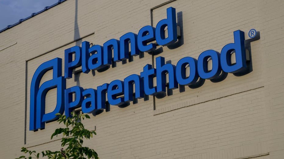 federal-judge-pauses-trump-administration’s-planned-parenthood-defunding-measure