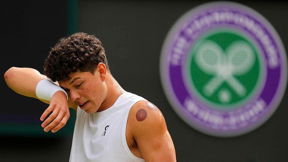 american-tennis-star-ben-shelton-suffers-crushing-defeat-in-wimbledon-quarterfinals,-jannik-sinner-advances