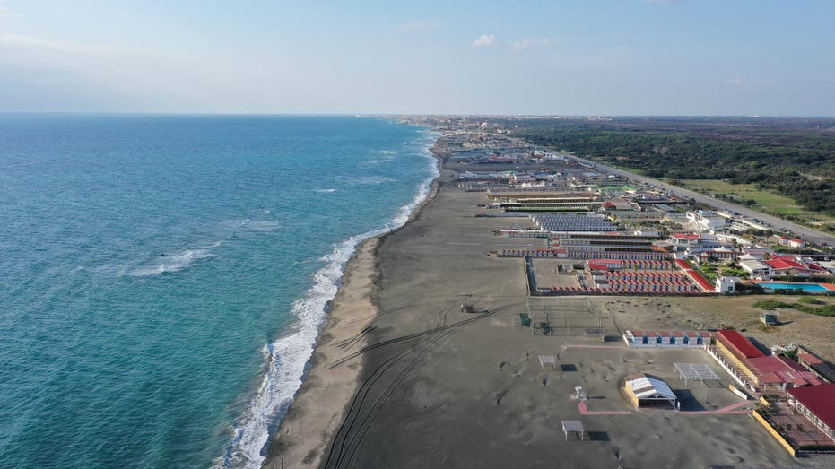 17-year-old-british-teen-dies-after-beach-sand-tunnel-collapses-during-family-vacation:-report