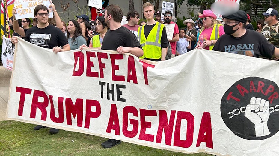 protesters-clash-with-conservatives-at-turning-point’s-student-action-summit-in-tampa-bay