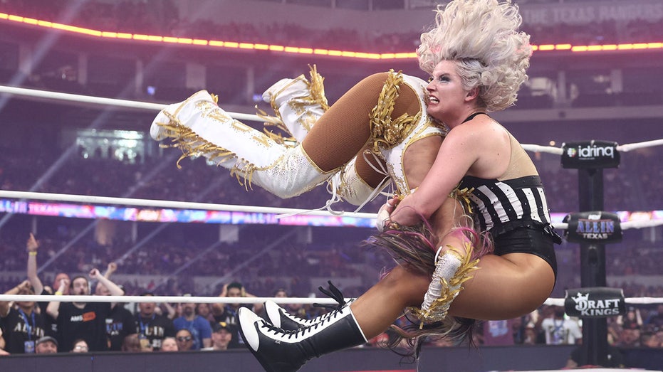 toni-storm-digs-down-deep-to-retain-aew-women’s-world-championship-at-all-in:-texas-over-mercedes-mone