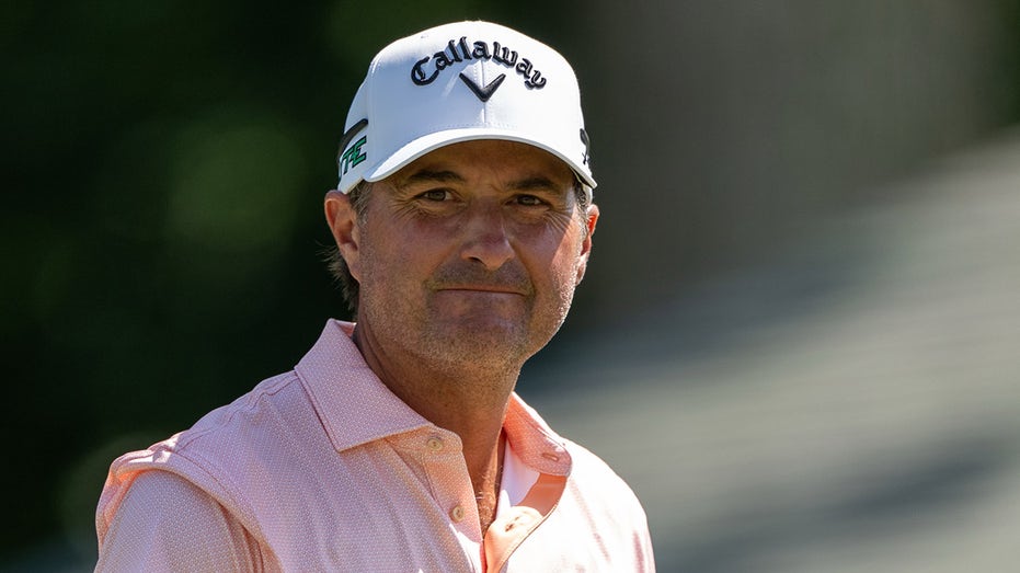 broadcasters-freak-out-as-bat-flies-into-booth-at-the-open-championship