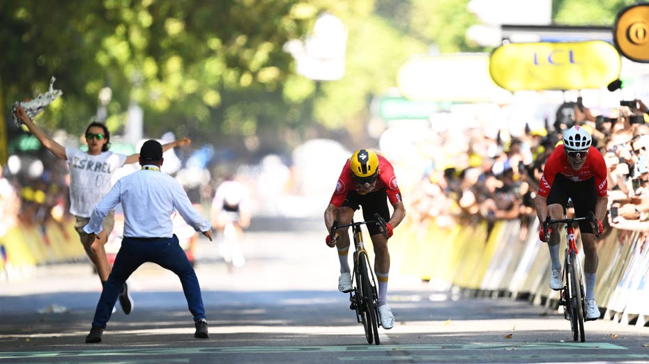 security-guard’s-‘swift-move’-stops-determined-anti-israel-agitator-at-tour-de-france-finish