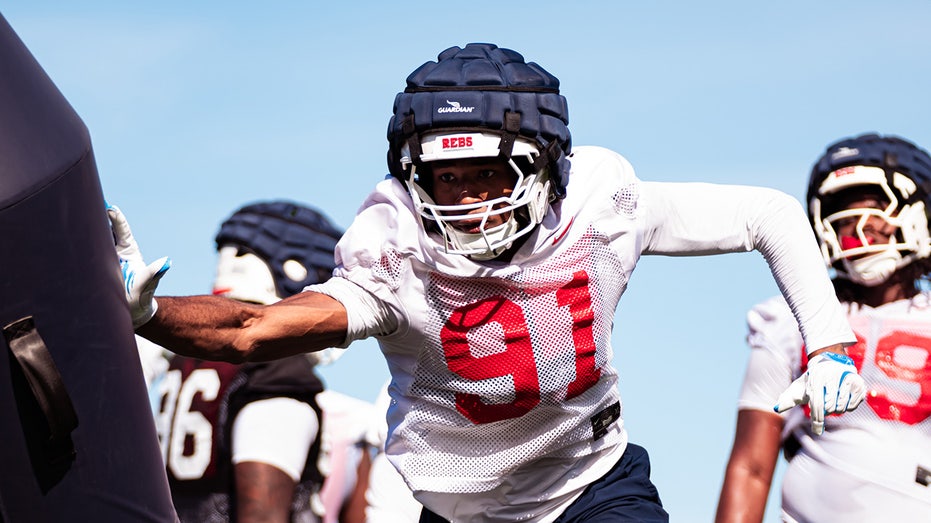 ole-miss-football-player,-18,-dies-in-tennessee-shooting,-officials-say