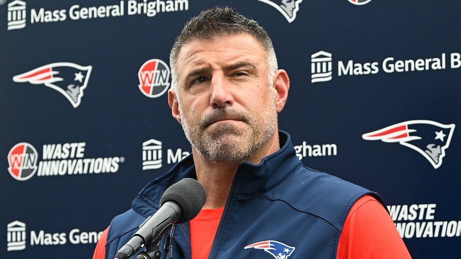 patriots-coach-mike-vrabel-roasts-reporter-for-not-paying-attention-during-training-camp-media-session