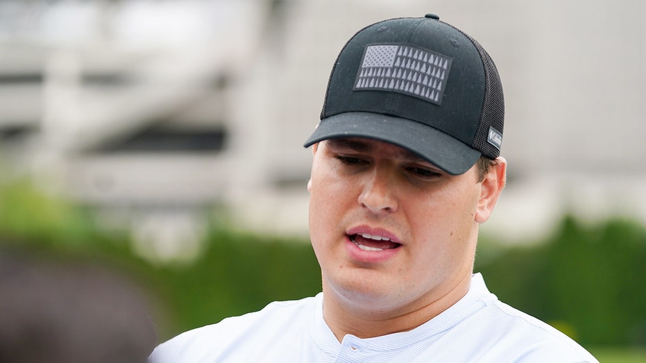 trey-hendrickson-posts-cryptic-message,-skips-bengals-training-camp-opening-as-contract-dispute-persists