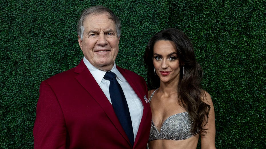 ‘not-a-distraction’:-north-carolina-football-players-weigh-in-on-bill-belichick’s-romance-with-jordon-hudson