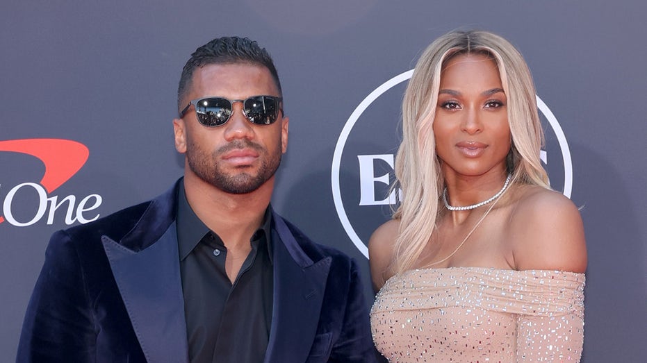 russell-wilson-brings-star-power-to-giants-camp-as-wife-ciara,-family-watch-practice-in-matching-jerseys