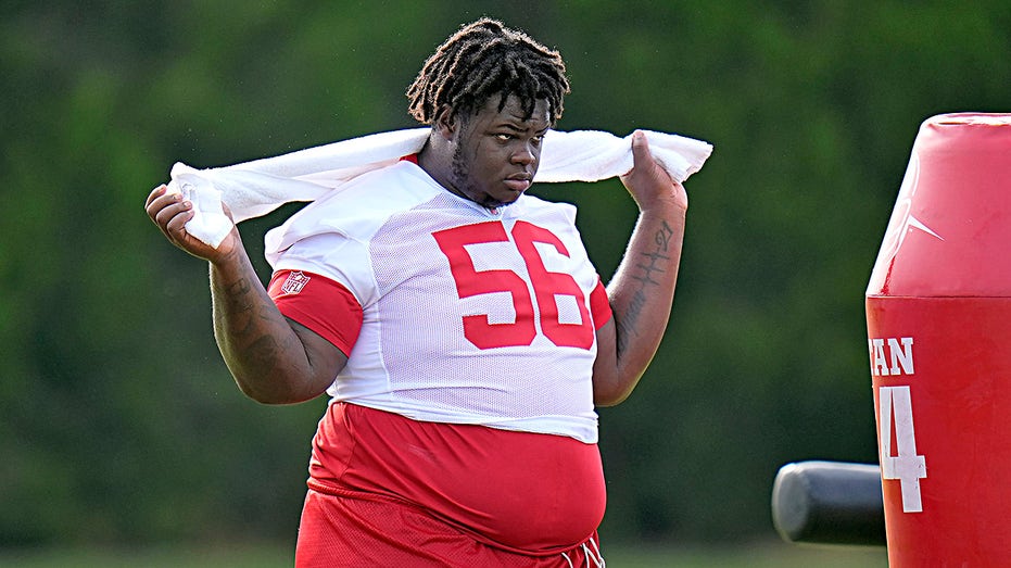 bucs-place-450-pound-rookie-on-non-football-injury-list-due-to-weight-issues