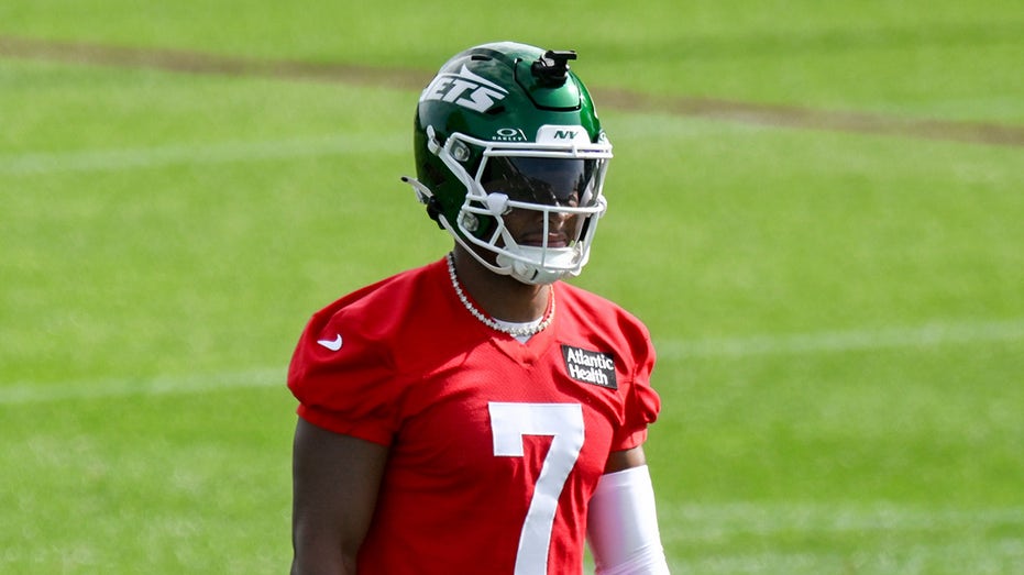 jets’-justin-fields-avoids-‘serious-injury’-after-being-carted-off-field-during-practice
