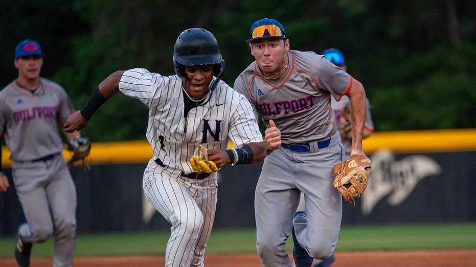 amateur-baseball-player-makes-ingenious-play-to-avoid-potential-double-play