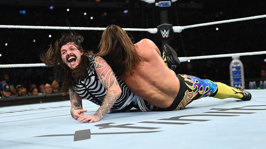 dominik-mysterio’s-intercontinental-championship-reign-continues-at-summerslam,-makes-aj-styles-latest-victim