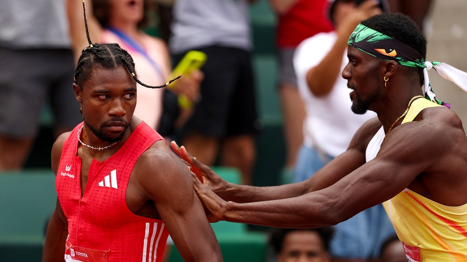 noah-lyles-shoved-by-rival-kenny-bednarek-after-200m-victory,-sparks-heated-confrontation