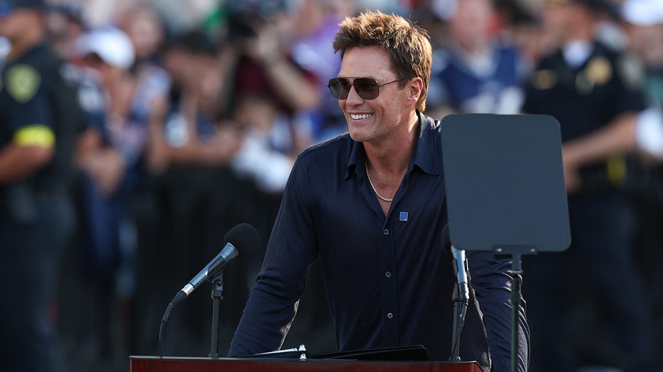 patriots-unveil-statue-of-tom-brady-outside-stadium:-‘this-statue-isn’t-just-for-pats-fans’
