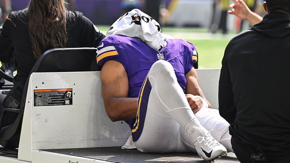 vikings’-rondale-moore-suffers-devastating-knee-injury-on-1st-preseason-play-since-missing-all-of-2024