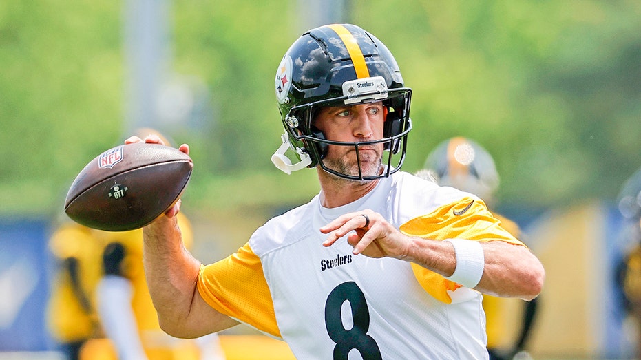 aaron-rodgers-calls-new-nfl-helmet-a-‘damn-spaceship’-amid-ongoing-equipment-struggles