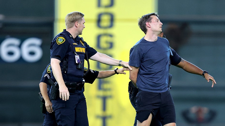 security-tackles-baseball-fan-after-he-ran-onto-field,-interrupting-astros-orioles-game