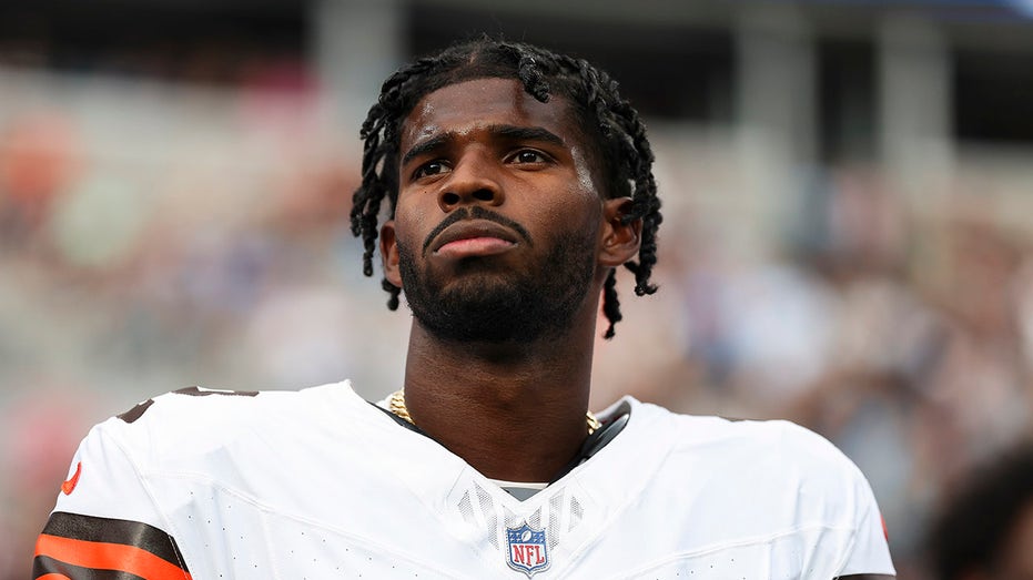 browns’-shedeur-sanders-shrugs-off-dillion-gabriel’s-‘entertainers’-comment:-‘nobody’s-words-affect-me’