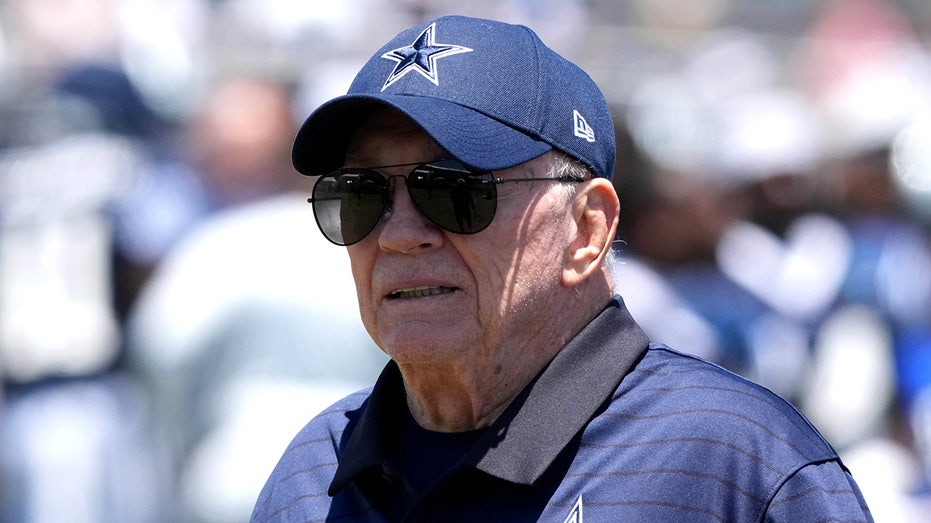cowboys-owner-blames-micah-parsons’-agent-for-stalled-contract-negotiations:-‘told-us-to-stick-it-up-our-a–’