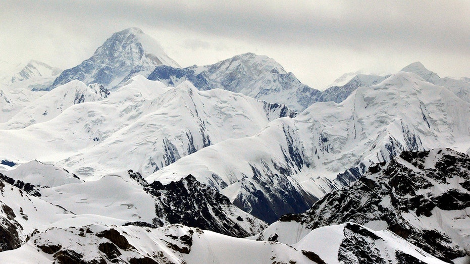 rescue-effort-halted-for-stuck-climber-on-treacherous-mountain-after-climber-dies-trying-to-help-her:-reports