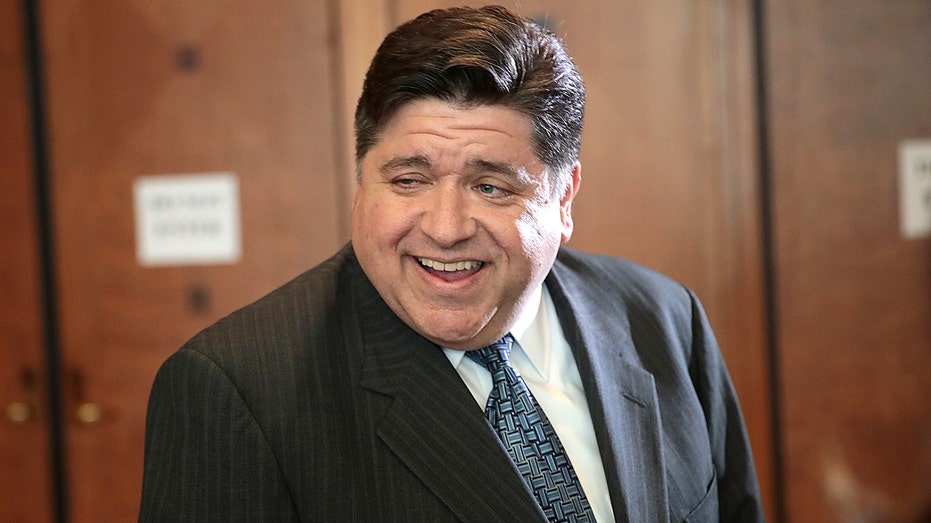gov.-pritzker-says-trump-trying-to-‘manufacture-a-crisis’-as-admin-plans-national-guard-deployment-to-chicago