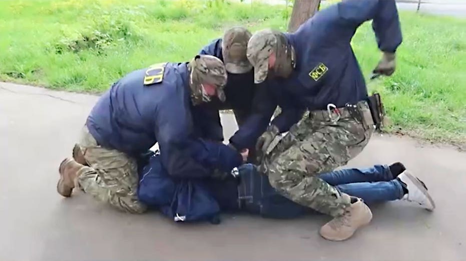 russian-protester-jailed-15-years-for-$500-ukraine-donation,-curses-putin-in-court