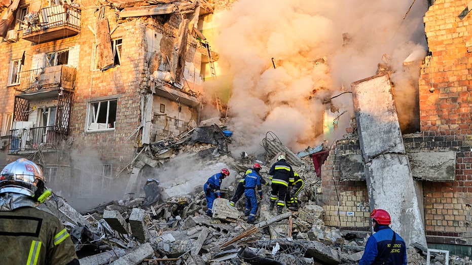 russian-attack-kills-17,-injures-48-others-in-kyiv,-ukrainian-officials-say