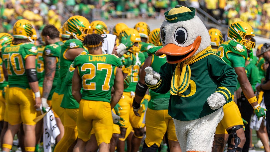 oregon’s-mascot-loses-head-after-tripping-on-the-field
