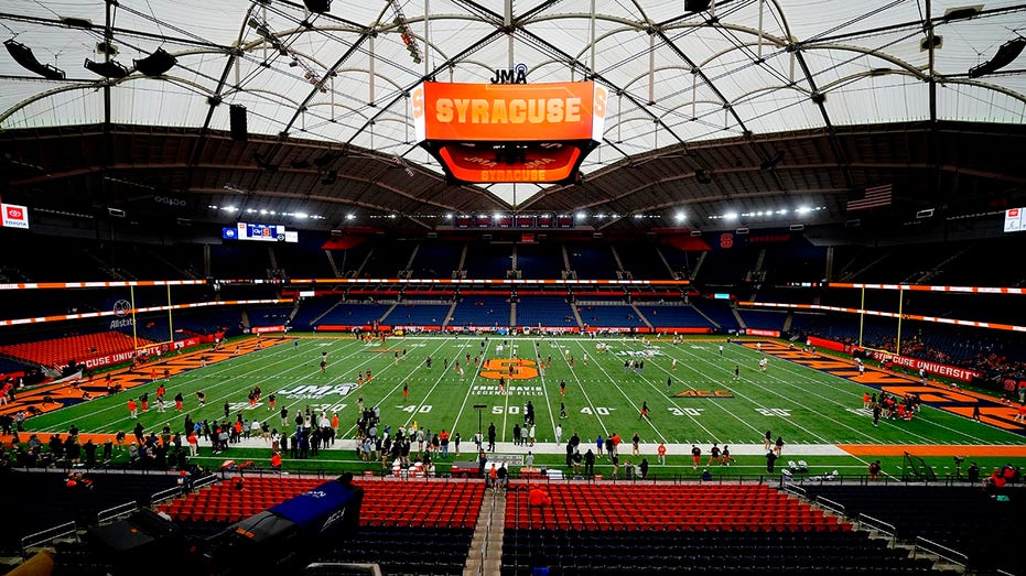 syracuse-defender’s-‘suspicious’-injury-during-tennessee-game-draws-sharp-criticism-from-announcers