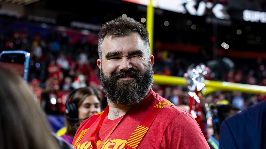 taylor-swift-pointed-out-hilarious-non-alcoholic-beer-slip-up-during-football-game-viewing,-jason-kelce-says
