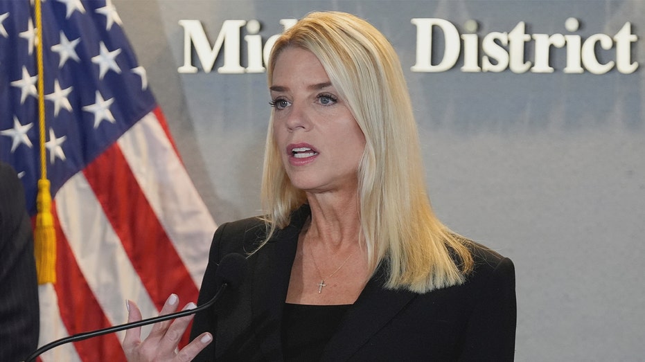 bondi-says-human-smuggling-is-‘getting-people-killed’-across-us-as-she-announces-crackdown