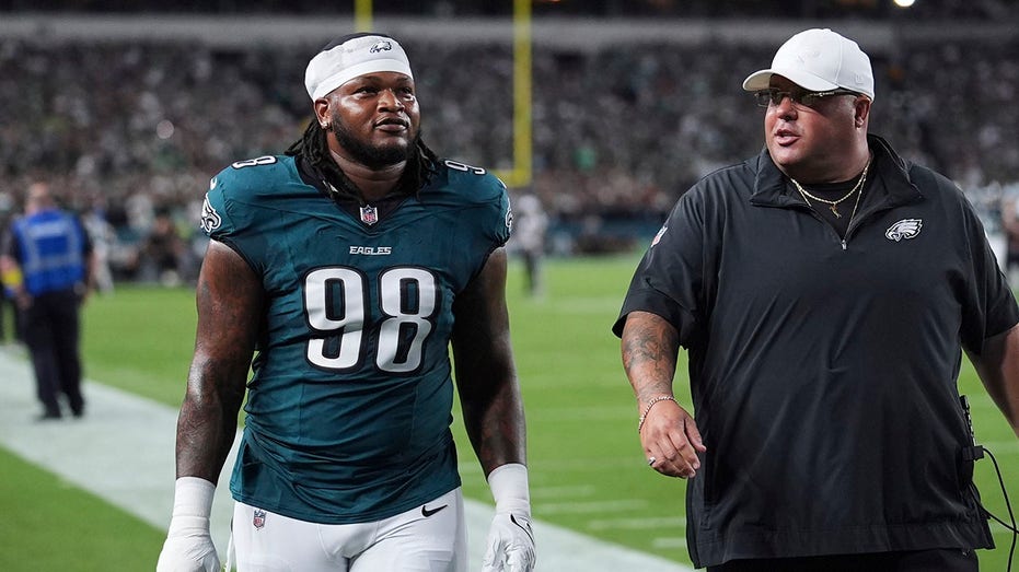 nfl-world-furious-after-eagles’-jalen-carter-gets-ejected-for-spitting-on-cowboys-star