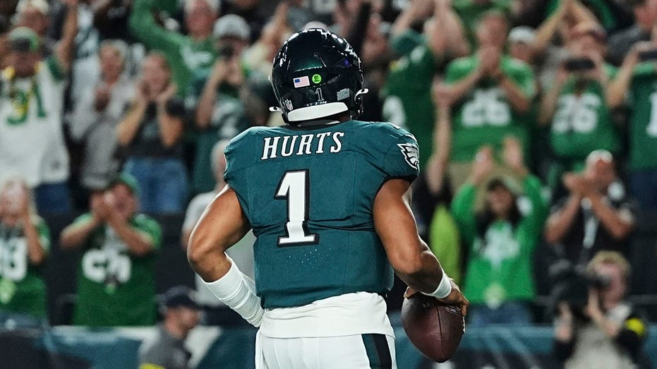 black-national-anthem-performance-before-eagles-cowboys-game-sparks-social-media-frenzy