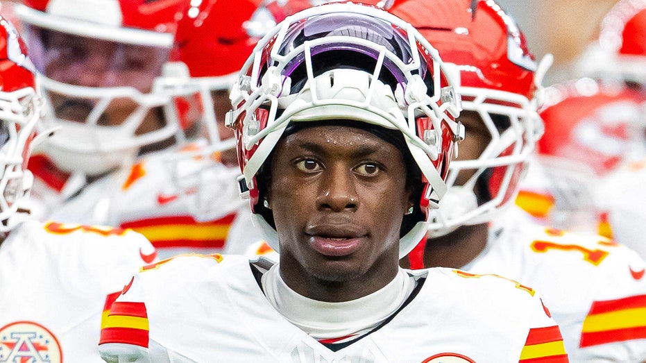 chiefs-star-xavier-worthy-leaves-chargers-game-with-shoulder-injury-after-colliding-with-travis-kelce