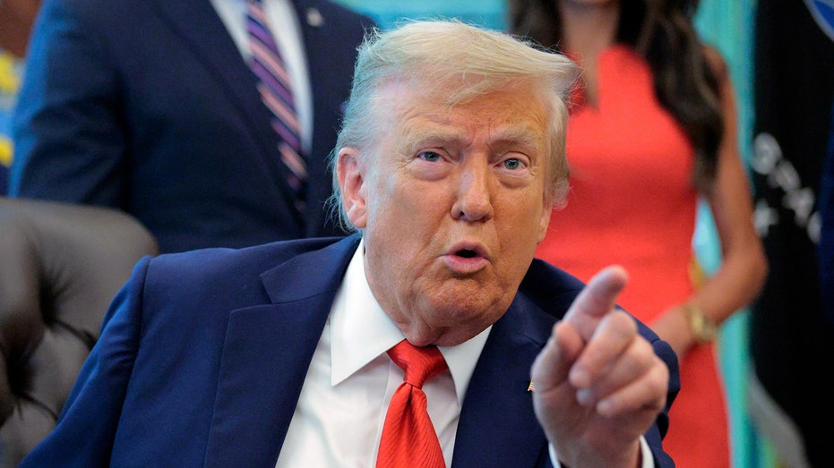 trump-roils-chicago-democrats-with-‘apocalypse-now’-meme-hinting-at-national-guard-deployment