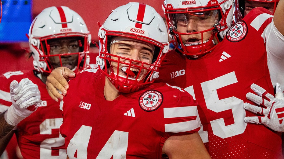 nebraska’s-luke-lindenmeyer-proposes-to-girlfriend-after-scoring-td-in-big-win