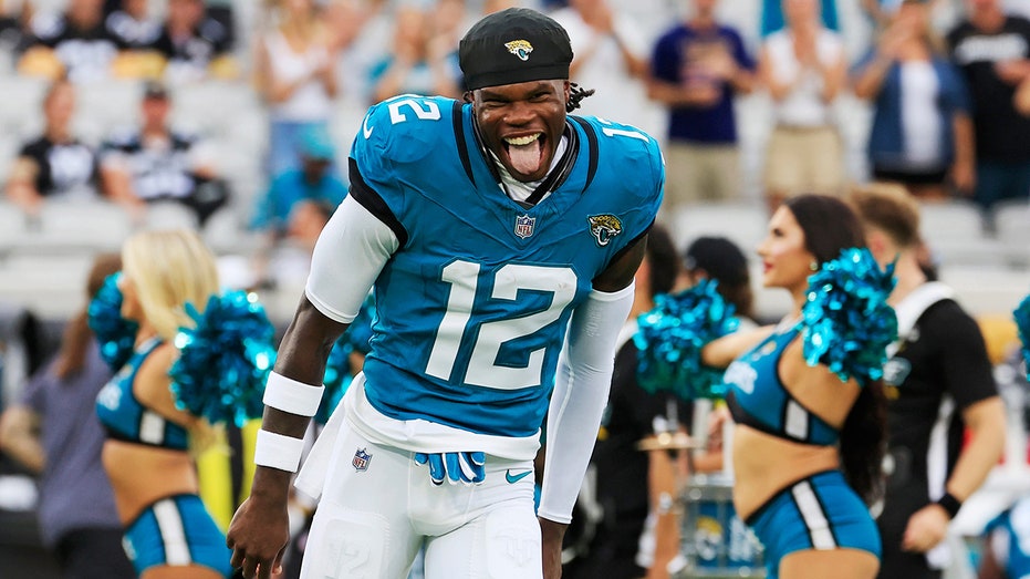 jaguars’-travis-hunter-discusses-transition-from-heisman-trophy-winner-to-dual-threat-nfl-rookie