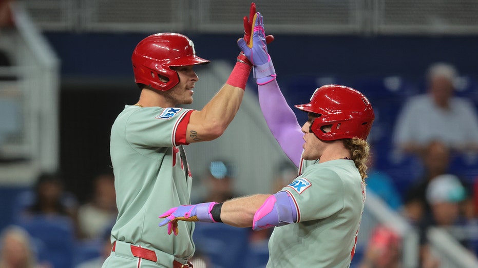 espn-stars-torch-female-phillies-fan-for-demanding-ball-from-young-boy