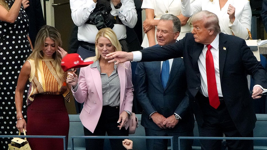 trump-signs-autographs-for-tennis-fans-before-leaving-us-open