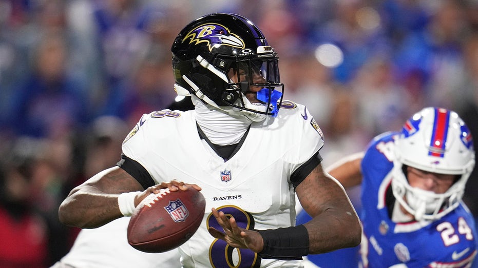 ravens’-lamar-jackson-shoves-fan-after-getting-smacked-in-helmet-following-td-strike