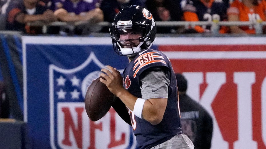 bears’-caleb-williams-divides-social-media-with-gray-undershirt-underneath-jersey
