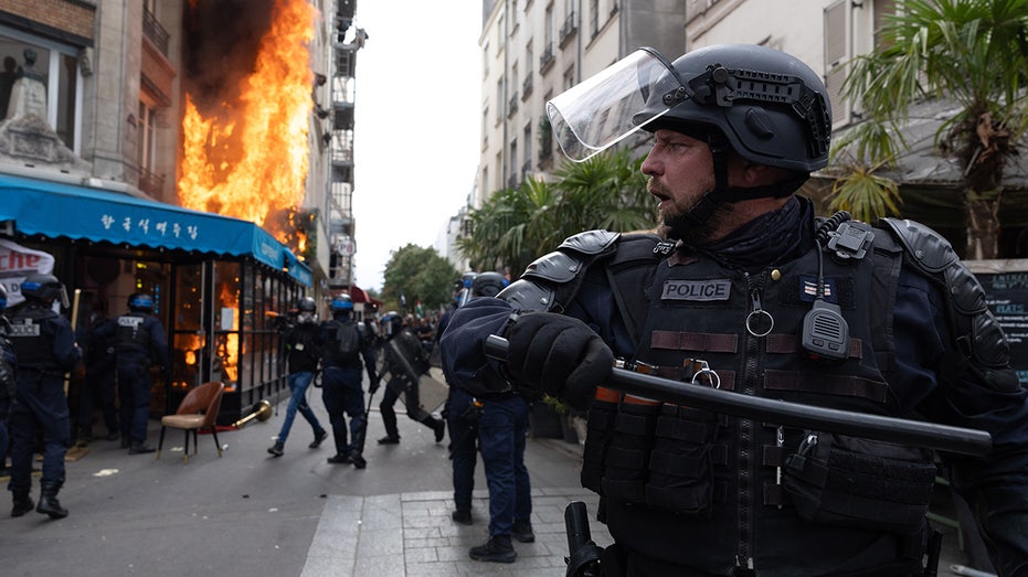 france-arrests-hundreds-as-‘block-everything’-protests-erupt-across-country