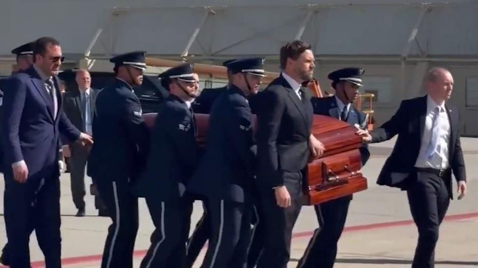 vice-president-jd-vance-escorts-charlie-kirk’s-casket-before-flight-on-air-force-two-from-utah-to-arizona