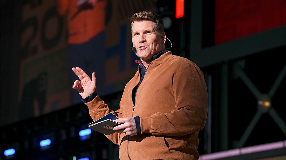 ‘nfl-redzone’-host-scott-hanson-calls-for-‘reasonable’-discourse-after-charlie-kirk-assassination
